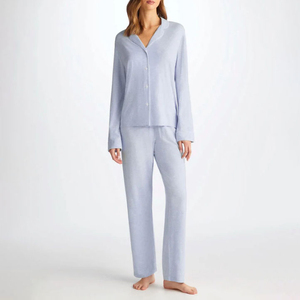 Ensemble de pyjama en satin imprimé pour femme, chemise à manches longues boutonnée et pantalon assorti, tenue de détente élégante pour la maison - Product Image 1