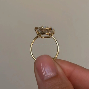 แหวนหมั้นเพชรโมอิสซาไนต์ทรงคุชชั่นรูปทรงยาว 5 กะรัต แบบจำลองเพชรแท้ ตัวเรือนเงินแท้ 925 ประดับแบบฝังขอบ - Product Image 6