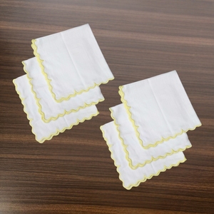 Serviette en tissu de coton jaune élégante avec bordure festonnée pour les banquets - Product Image 1
