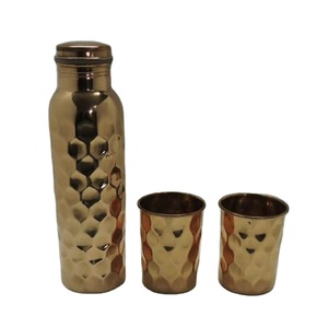 Bouteille d'eau en cuivre pour boissons bouteille de qualité supérieure martelée avec deux verres ensemble de cadeaux à vendre bouteilles d'eau en cuivre antiques - Product Image 1