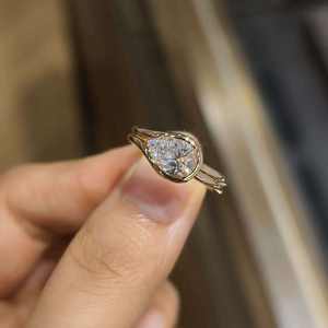 Anillo de Compromiso East West con Circonita Cúbica en Forma de Pera de 2.00 CT, Plata de Ley 925, Regalo de Aniversario de Bodas Moderno para Mujer - Product Image 1