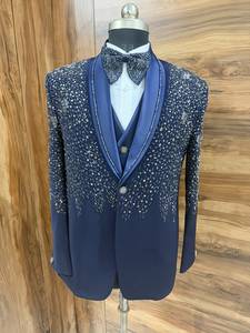 Costume de smoking pour homme grande taille, respirant, bleu marine, brodé de sequins, en viscose, avec revers châle et gilet - Product Image 2