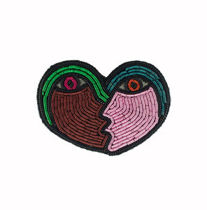 Broche florale perlée faite à la main, broche fleurie brodée avec détails en perles de rocaille, design décoratif et fabrication artisanale détaillée - Product Image 5