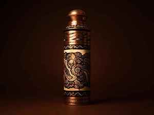 Botella de Agua de Cobre con Diseño Floral Negro Grabado en Relieve, Botella Metálica a Prueba de Fugas para Almacenamiento de Agua Ayurvédica, Regalo - Product Image 3
