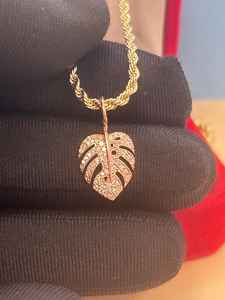 Collier pendentif feuille de palmier en diamant Moissanite VVS plaqué or sur argent 925 pour femme, cadeau de bijoux à prix de gros - Product Image 3