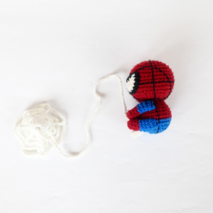 Llavero de ganchillo hecho a mano de superhéroe, dije de bolso Amigurumi de héroe araña con telaraña, colgante de llavero artesanal de arte puro - Product Image 4