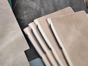 Elegante Porta Menús de Cuero de Lujo con Protección Duradera a Prueba de Olores para Restaurantes, Cafés y Comedores, Personalización de Marca LMC-0087 - Product Image 4