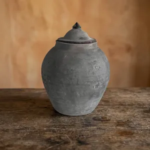 Jarrón Rústico Estilo Pueblo Cipriota con Tapa, Recipiente Decorativo de Cerámica Gris, Pieza Decorativa Tradicional Hecha a Mano para el Hogar - Product Image 4