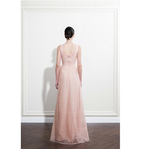 Vestidos de Mujer en Oferta, Elegantes Vestidos ALESSIA LAYERING EMB con Cordón Acolchado, Vestido Largo Elegante con Tirantes en los Hombros - Product Image 3