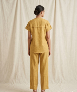 Conjunto de Dos Piezas para Mujer en Color Mostaza, Top de Manga Corta con Cuello Mandarín y Pantalones Rectos, Estilo Casual Étnico, Corte Holgado - Product Image 2