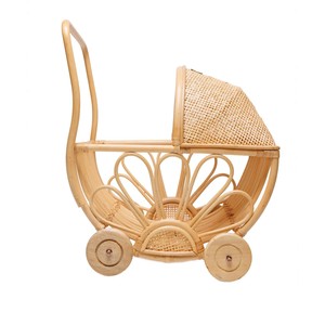 Poussette pour poupée en rotin artisanal de qualité supérieure, avec roues en bois et capote, pour la décoration de la chambre d'enfant ou de la crèche. - Product Image 1