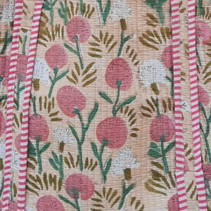 Bolsa de tela de algodón premium personalizada con estampado a mano de Jaipur, diseño floral, ribete a rayas rosas, sostenible, lavable a máquina. - Product Image 6