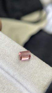 Pierre précieuse naturelle certifiée en tourmaline, taille octogonale émeraude, qualité de couleur excellente, 0,71 carat, clarté Eye Clean - Product Image 5