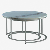 Ensemble de deux tables basses rondes en marbre blanc avec base en métal finition argentée, durables et résistantes, table basse centrale.