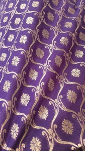 Tissu brocart traditionnel indien avec motif floral en Zari doré pour sari, lehenga, kurti, matière pour robe - Product Image 3