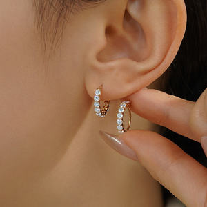 Pendientes de Diamantes Redondos de Corte Brillante Cultivados en Laboratorio con Diseño Clásico Chapado en Oro de 18K para Mujer - Product Image 4