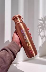 กระติกน้ำทองแดงเคลือบเงา ลายตอกแบบดั้งเดิม พกพาสะดวก ดีไซน์ทันสมัย - Product Image 4