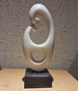 Escultura de Mármol Blanco Natural Tallada a Mano, Moderna y Abstracta, de HAYAT INDUSTRIES, con Forma Orgánica Fluida y Acabado Pulido - Product Image 3