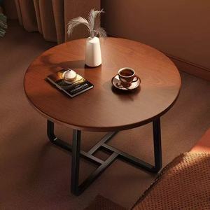 Ensemble de tables basses rondes empilables pour gagner de la place, plateau en bois de noyer avec base croisée en métal noir industriel pour petit appartement - Product Image 3
