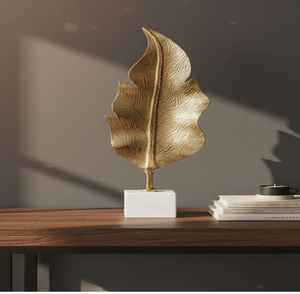 Paire de feuilles dorées contemporaines en fil métallique sur bases noires élégantes pour une touche urbaine chic. Disponible à prix de gros. - Product Image 6