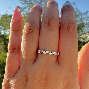 แหวนโมอิสซาไนต์ทรงกลมประดับเพชรทรงสามเหลี่ยม ตัวเรือนเงินแท้ 925 เครื่องประดับคุณภาพสูง สำหรับของขวัญวันครบรอบ สำหรับคู่รัก - Product Image 1