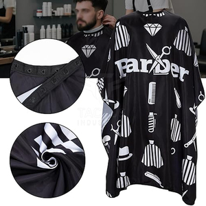 Capa de Peluquería Profesional Negra con Estampado Blanco, de Poliéster Antiadherente, con Cierre Ajustable a Presión y Costuras Resistentes - Product Image 4