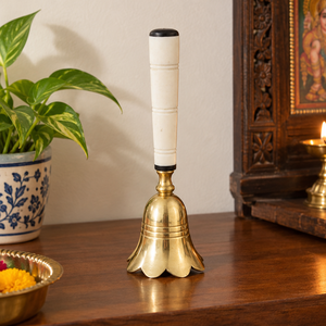 Campana de oración de latón con mango de color claro y cuerpo dorado para el hogar, Mandir Pooja y culto tradicional - Product Image 2