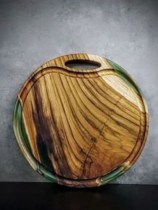 Planche de service rustique de luxe en bois d'acacia et résine, faite à la main, durable, pour charcuterie, fromages, pain, en-cas et plus encore, élégante - Product Image 1
