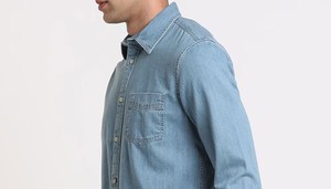Chemise en jean slim fit pour homme, manches longues, en coton, boutonnée, délavage foncé, style décontracté, poche poitrine, moderne, vente en gros - Product Image 2