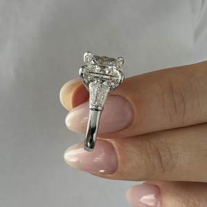 Anillo de Compromiso de Tres Piedras con Diamante Cultivado en Laboratorio de Corte Princesa de 4 Quilates E VS1, Triada de Baguettes Cónicas, Certificado IGI - Product Image 6
