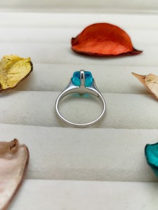 Bague en quartz arc-en-ciel Paraiba, bijou en pierre précieuse naturelle vibrante, bague de cocktail chic, cadeau artisanal fait main pour femmes - Product Image 5