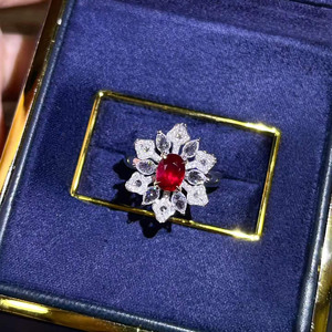 Bague SGARIT de luxe en or blanc 18 carats avec rubis de Mozambique ovale non chauffé couleur sang de pigeon de 1,02 ct et 94 diamants incrustés - Product Image 3