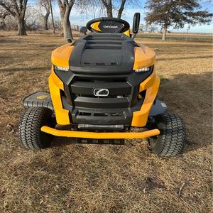 Tracteur de jardin 2 roues motrices 900 Enduro d'occasion avec débroussailleuse robuste et bac de ramassage – Livraison rapide disponible dès maintenant - Product Image 2