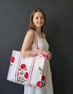 Bolso Tote de Algodón Acolchado con Estampado Floral Indio Hecho a Mano de Alta Calidad, con Motivo de Amapola Roja, Cierre Abierto y Ribete a Rayas - Product Image 1