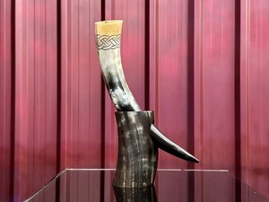 Taza Artesanal Ecológica de Cuerno de Búfalo con Diseño Nórdico Celta, Forma Curva Natural, Acabado Antiguo, Arte para el Hogar - Product Image 4