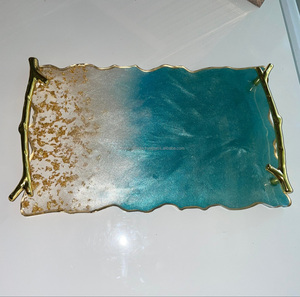 Bandeja de Servir Negra Ecológica Hecha a Mano, Diseño Rectangular Único de Resina, Asas de Madera Pulida, Artesanía Decorativa para el Hogar - Product Image 4