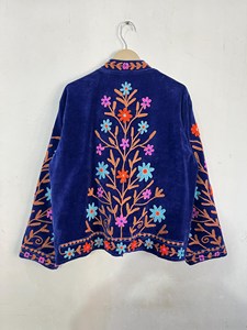 Veste en velours brodée Suzani violette bohème pour femme, style vintage, motif floral, ouverte sur le devant, vêtement ethnique - Product Image 4