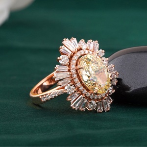 Bague halo soleil en or rose 14 carats avec diamant ovale jaune fantaisie de 3,56 carats cultivé en laboratoire – Bagues en diamant créé en laboratoire - Product Image 2