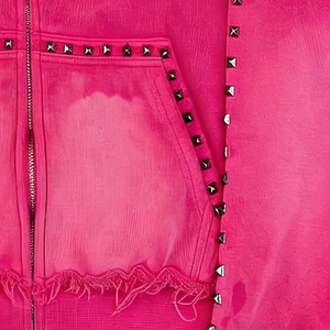 เสื้อฮู้ดซิปผู้ชายสีชมพูสดแบบสั่งทำพิเศษ ประดับหมุดและคริสตัล ขอบเสื้อแบบทำเก่าสไตล์สตรีทแวร์ เพื่อลุคแฟชั่น - Product Image 6