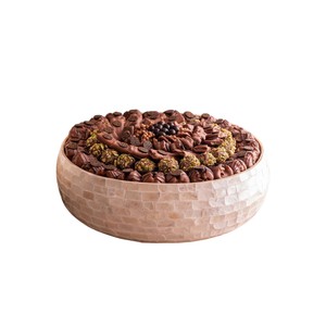 Superbe support à gâteau en nacre, ensemble de contenants en coquillages naturels faits à la main avec des chocolats fins pour les boutiques de luxe - Product Image 1