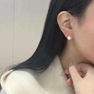 Boucles d'oreilles en argent pur S925 de style multifacettes de Pearl Jewelry World, perles naturelles de 10-11 mm avec de légères imperfections - Product Image 3