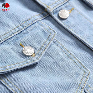 แจ็คเก็ตยีนส์คุณภาพพรีเมียมสำหรับผู้ชาย ติดกระดุม พร้อมโลโก้แบบกำหนดเอง ทรงปกติ - Product Image 5