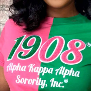 T-shirt en chenille Half Half 1908, design bicolore vert et rose, lettres brodées, vêtements de sororité, coton, vie universitaire grecque - Product Image 6
