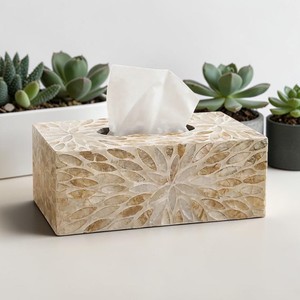 Caja de pañuelos hecha a mano con diseño de flores beige, cubierta cuadrada para servilletas - Product Image 3