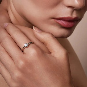 Anillo de Compromiso de Lujo Drop Halo con Moissanita en Engaste Micro Pavé, Plata 925 para Mujer - Product Image 2