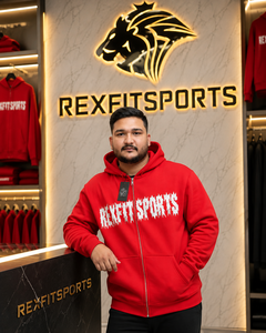 REXFITSPORTS 2026 Sudadera con capucha y cremallera completa personalizada con gráfico rojo, unisex, de forro polar, estilo urbano, con estampado frontal grande, privado - Product Image 4