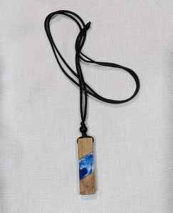 Collier pendentif rectangulaire en résine époxy et bois fait main, finition mate, bleu océan, multicolore, tendance, unisexe, pour cadeau ou usage quotidien - Product Image 3