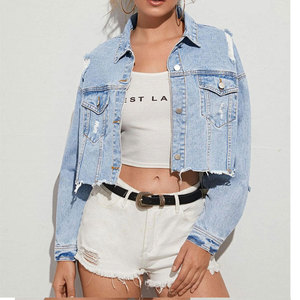 Veste en jean bleu clair pour femme, style camionneur, manches longues, col rabattu, délavée, bords effilochés, coupe courte, style été - Product Image 3