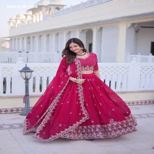 Nuevo Conjunto Lehenga-Choli y Dupatta con Bordado de Lentejuelas y Zari, Diseño de Zorro en Flor, Hermoso y Elegante, Compra en Línea en India - Product Image 1