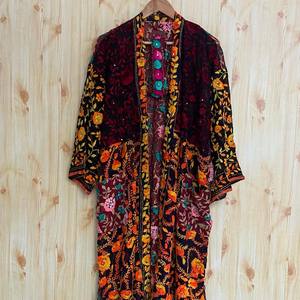 Kimono de Seda con Bordado Indio, Estilo Boho, Patrón Floral Phulkari, para Otoño e Invierno - Abrigo de Georgette al por Mayor - Product Image 1